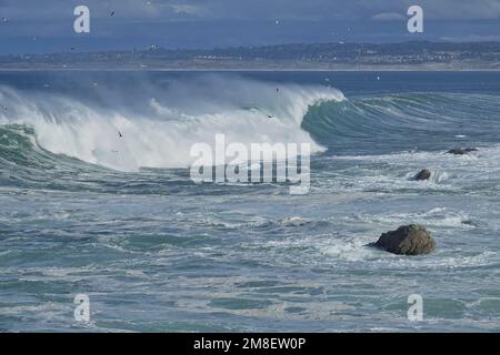 Pacific Grove, Kalifornien, USA. 13. Januar 2023. Sturmwellen schlagen weiter auf den Felsen auf der berühmten Halbinsel Monterey, CA . Kredit: Motofoto/Alamy Live News Stockfoto