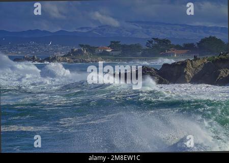 Pacific Grove, Kalifornien, USA. 13. Januar 2023. Sturmwellen schlagen weiter auf den Felsen auf der berühmten Halbinsel Monterey, CA . Kredit: Motofoto/Alamy Live News Stockfoto