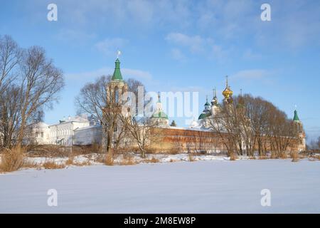 Blick auf das antike Spaso-Jakovlevsky-Dmitriev-Kloster vom gefrorenen Nero-See an einem sonnigen Januar-Tag. Rostow, Goldener Ring von Russland Stockfoto