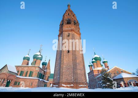 Glockenturm des alten Altgläubigen Tempelkomplexes in Korovnitskaya Sloboda an einem sonnigen Januartag. Jaroslawl, Goldener Ring von Russland Stockfoto