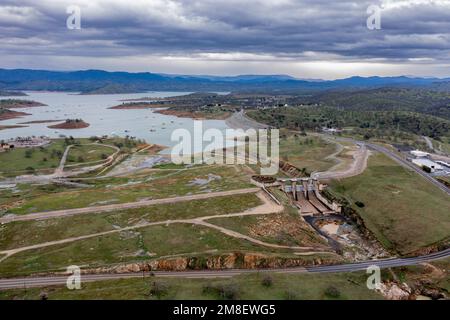 Tuolumne County, Kalifornien, USA. 14. September 2017. Der Notfall-Spill-Way am Don Pedro Reservoir droht nicht genutzt zu werden, da das Reservoir nach vielen Jahren niedrigen Niederschlags immer noch niedrig ist. Don Pedro Reservoir, Freitag, 13. Januar 2023 zeigt ein Reservoir mit reichlich Platz für Schneebeutel und Regen in naher Zukunft. Am Freitagmorgen, dem 13. Januar 2023, war das Don Pedro Reservoir 776 Fuß über dem Meeresspiegel, was ihm etwa 70 Fuß Platz für mehr Wasser gab. (Kreditbild: © Marty Bicek/ZUMA Press Wire) NUR REDAKTIONELLE VERWENDUNG! Nicht für den kommerziellen GEBRAUCH! Stockfoto