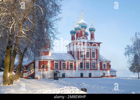 Kirche von Zarewitsch Dimitry „auf Blut“ an einem frostigen Januar-Tag. Uglich, Region Jaroslawl. Goldring von Russland Stockfoto