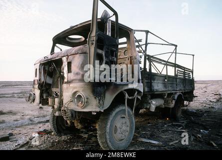 Ein abgerissener irakischer GAZ-66 8000-Pfund-Truck im Euphrates River Valley nach der Operation Desert Storm. Betreff Operation/Serie: WÜSTENSTURM Land: Irak (IRQ) Stockfoto