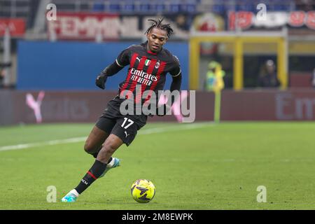 Mailand, Italien. 12. Januar 2023. Italien, Mailand, 11 2023. januar: Rafael Leao (ac Mailand Stürmer) dribbelt während des Fußballspiels AC MAILAND vs TORINO in der ersten Hälfte der Verlängerung, last16 Coppa Italia 2022-2023 San Siro Stadion (Kreditbild: © Fabrizio Andrea Bertani/Pacific Press via ZUMA Press Wire) NUR REDAKTIONELLE VERWENDUNG! Nicht für den kommerziellen GEBRAUCH! Stockfoto