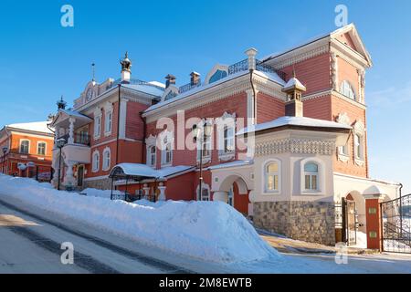 MYSHKIN, RUSSLAND - 07. JANUAR 2023: Das Gebäude des Touristenunterhaltungskomplexes „Mauspalast“ an einem Januarnachmittag Stockfoto