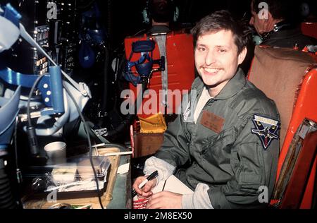 LT. Jeffrey Zahn, ein US-amerikanischer Navy-Pilot von Attack Squadron 35 (VA-35), lächelt für die Kamera an Bord eines C-141B Starlifter-Flugzeugs. Zahn, fünf weitere Amerikaner und ein italienischer Offizier wurden freigelassen, nachdem sie während der Operation Desert Storm von irakischen Streitkräften als Kriegsgefangene festgehalten wurden. Die ehemaligen Kriegsgefangenen, die am 4. März aus der Gefangenschaft entlassen wurden, werden an Bord des Krankenhausschiffs USNS MERCY (T-SH-19) ärztlich untersucht und behandelt. Betreff Operation/Serie: WÜSTENSTURMBASIS: USNS Mercy (T-AH 19) Stockfoto