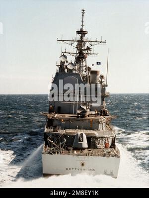 Ein Heck-Blick auf den im Gange befindlichen geführten Raketenkreuzer USS GETTYSBURG (CG 64). Land: Atlantik (AOC) Stockfoto