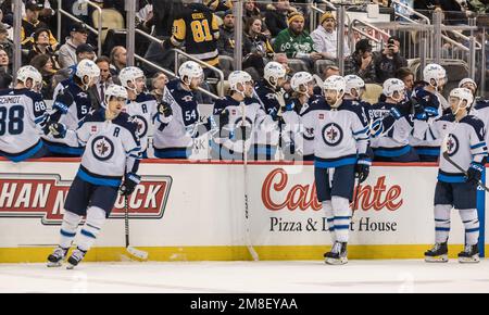 Pittsburgh, Usa. 13. Januar 2023. Winnipeg Jets feiert am Freitag, den 13. Januar 2023, ihr zweites Tor der zweiten Periode gegen die Pittsburgh Penguins in der PPG Paints Arena in Pittsburgh. Foto: Archie Carpenter/UPI Credit: UPI/Alamy Live News Stockfoto