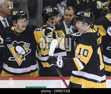 Pittsburgh, Usa. 13. Januar 2023. Pittsburgh Penguins Left Wing Drew O'Connor (10) feiert sein Tor gegen die Winnipeg Jets mit der Penguins Bank in der ersten Stunde in der PPG Paints Arena in Pittsburgh am Freitag, den 13. Januar 2023. Foto: Archie Carpenter/UPI Credit: UPI/Alamy Live News Stockfoto