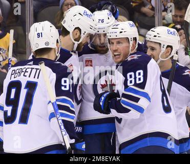 Pittsburgh, Usa. 13. Januar 2023. Winnipeg Jets Right Wing Blake Wheeler (26) feiert sein Tor gegen die Pittsburgh Penguins in der ersten Stunde in der PPG Paints Arena in Pittsburgh am Freitag, den 13. Januar 2023. Foto: Archie Carpenter/UPI Credit: UPI/Alamy Live News Stockfoto