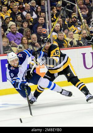 Pittsburgh, Usa. 13. Januar 2023. Winnipeg Jets Defenseman Brenden Dillon (5) räumt den Puck vom linken Flügel der Pittsburgh Penguins ab, Jason Zucker (16) fragt, ob er während der zweiten Stunde in der PPG Paints Arena in Pittsburgh am Freitag, den 13. Januar 2023, ins Eis fällt. Foto: Archie Carpenter/UPI Credit: UPI/Alamy Live News Stockfoto