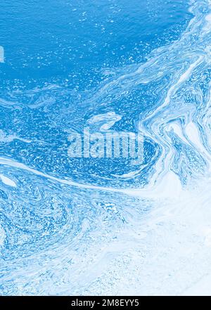 Abstraktion von blau-weißem, wirbelndem Wasser, das ein glattes Muster für eine Textur erzeugt, Hintergrund für einen Designer. Stockfoto
