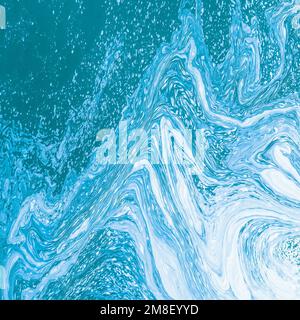 Abstraktion von blau-weißem, wirbelndem Wasser, das ein glattes Muster für eine Textur erzeugt, Hintergrund für einen Designer. Stockfoto