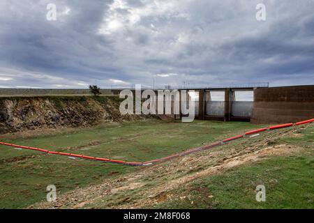 Tuolumne County, Kalifornien, USA. 13. Januar 2023. Der Notfall-Spill-Way am Don Pedro Reservoir droht nicht genutzt zu werden, da das Reservoir nach vielen Jahren niedrigen Niederschlags immer noch niedrig ist. Don Pedro Reservoir, Freitag, 13. Januar 2023 zeigt ein Reservoir mit reichlich Platz für Schneebeutel und Regen in naher Zukunft. Am Freitagmorgen, dem 13. Januar 2023, war das Don Pedro Reservoir 776 Fuß über dem Meeresspiegel, was ihm etwa 70 Fuß Platz für mehr Wasser gab. (Kreditbild: © Marty Bicek/ZUMA Press Wire) NUR REDAKTIONELLE VERWENDUNG! Nicht für den kommerziellen GEBRAUCH! Kredit: ZUMA Press, Inc./Alamy Live News Stockfoto