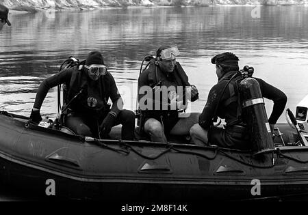 Navy-Taucher bereiten sich auf den Abwurf vom Ufer der St. vor Mary's River in der Nähe der U-Boot-Basis, Kings Bay. Zu den Tauchern gehören von links: CHIEF Aviation Ordnanceman L. Arambula, LCDR C. A. Simon und Aviation Antisubmarine Warfare Operator C. Borkenheim. Staat: Georgia(GA) Land: Vereinigte Staaten von Amerika (USA) Stockfoto