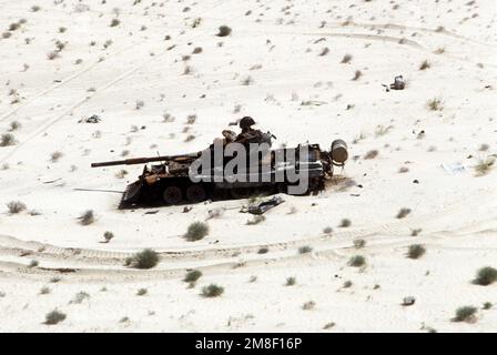 Ein irakischer T-72-Hauptschlachtpanzer, der während der Operation Desert Storm zerstört wurde. Betreff Operation/Serie: WÜSTENSTURM Land: Irak (IRQ) Stockfoto