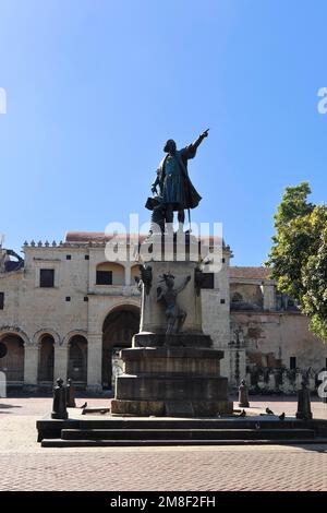 Plaza Colon mit Kolumbus-Denkmal und Kathedrale Santa Maria la Menor, älteste Kathedrale der Neuen Welt, 1532, Santo Domingo, Dominikanische Republik Stockfoto