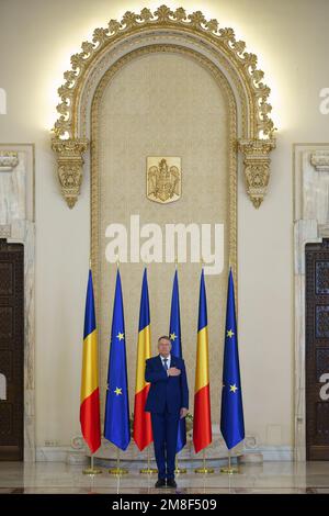 Bukarest, Rumänien - 13. Januar 2023: Präsident von Rumänien Klaus Iohannis bei der Dekorationszeremonie zum nationalen Kulturtag. Stockfoto