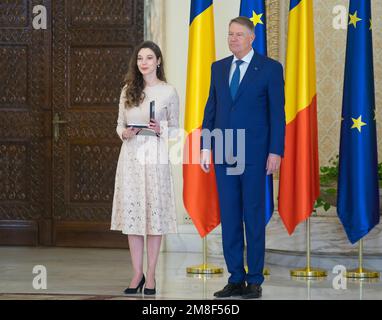 Bukarest, Rumänien - 13. Januar 2023: Axia Ioana Cora Marinescu, Pianistin, wird vom Präsidenten Rumäniens Klaus Iohannis anlässlich der ausgezeichnet Stockfoto