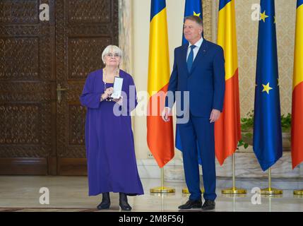 Bukarest, Rumänien - 13. Januar 2023: Die rumänische Übersetzerin und Filmkritikerin Irina Margareta Nistor wird vom Präsidenten Rumäniens, Klaus Iohan, ausgezeichnet Stockfoto