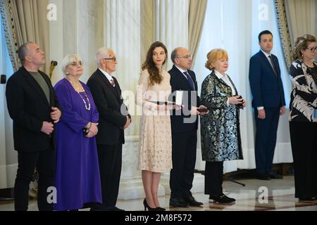 Bukarest, Rumänien - 13. Januar 2023: Axia Ioana Cora Marinescu, Pianistin, wird vom Präsidenten Rumäniens Klaus Iohannis anlässlich der ausgezeichnet Stockfoto