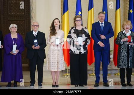 Bukarest, Rumänien - 13. Januar 2023: Die Dekorationszeremonie mehrerer Persönlichkeiten und Kultureinrichtungen anlässlich des Nationalkult Stockfoto