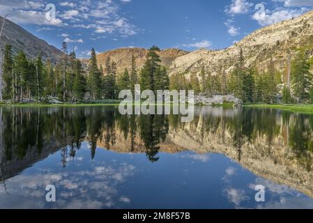 Berge und Alpen mit den Flecken am Maude See mit blauem Himmel und verstreuten weißen Wolken. Stockfoto