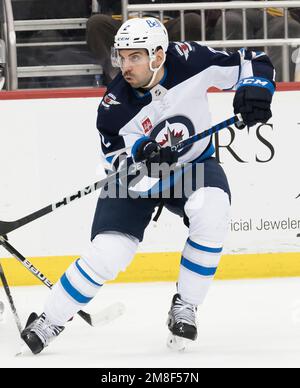 Pittsburgh, Usa. 13. Januar 2023. Winnipeg Jets Defenseman Dylan DeMelo (2) gibt den Puck an das Winnipeg Jets Center Mark Scheifele weiter, der in der dritten Runde gegen die Pittsburgh Penguins in der PPG Paints Arena in Pittsburgh am Freitag, den 13. Januar 2023 trifft. Foto: Archie Carpenter/UPI Credit: UPI/Alamy Live News Stockfoto