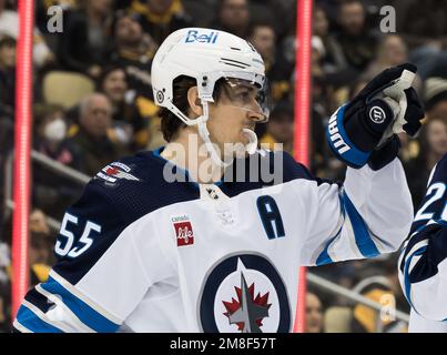 Pittsburgh, Usa. 13. Januar 2023. Das Winnipeg Jets Center Mark Scheifele (55) feiert sein Tor im dritten Jahr gegen die Pittsburgh Pinguine in der PPG Paints Arena in Pittsburgh am Freitag, den 13. Januar 2023. Foto: Archie Carpenter/UPI Credit: UPI/Alamy Live News Stockfoto