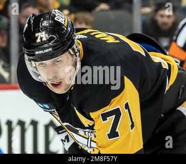 Pittsburgh, Usa. 13. Januar 2023. Pittsburgh Penguins Center Evgeni Malkin (71) stellt sich am Freitag, den 13. Januar 2023, in der PPG Paints Arena in Pittsburgh zum dritten Mal des Winnipeg Jets 4-1-Gewinns. Foto: Archie Carpenter/UPI Credit: UPI/Alamy Live News Stockfoto