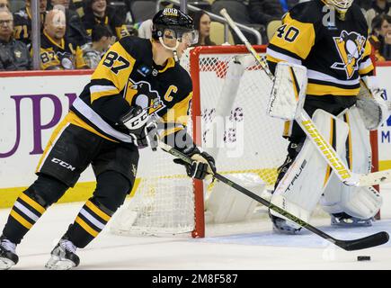 Pittsburgh, Usa. 13. Januar 2023. Pittsburgh Penguins Center Sidney Crosby (87) arbeitet das Eis während der dritten Phase des Winnipeg Jets 4-1-Gewinns in der PPG Paints Arena in Pittsburgh am Freitag, den 13. Januar 2023. Foto: Archie Carpenter/UPI Credit: UPI/Alamy Live News Stockfoto