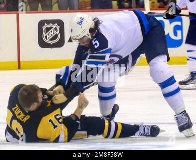 Pittsburgh, Usa. 13. Januar 2023. Pittsburgh Penguins Left Wing Jason Zucker (16) und Winnipeg Jets Defenseman Brenden Dillon (5) kämpfen am Center ICE während der dritten Phase des Winnipeg Jets 4-1-Gewinns in der PPG Paints Arena in Pittsburgh am Freitag, den 13. Januar 2023. Foto: Archie Carpenter/UPI Credit: UPI/Alamy Live News Stockfoto