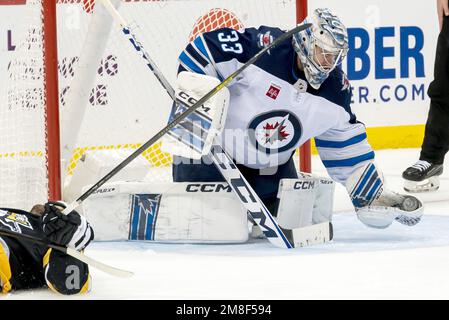 Pittsburgh, Usa. 13. Januar 2023. Winnipeg Jets Torwart David Rittich (33) rettet seine Handschuhe während der zweiten Phase des 4-1. Gewinns gegen die Pittsburgh Penguins in der PPG Paints Arena in Pittsburgh am Freitag, den 13. Januar 2023. Foto: Archie Carpenter/UPI Credit: UPI/Alamy Live News Stockfoto