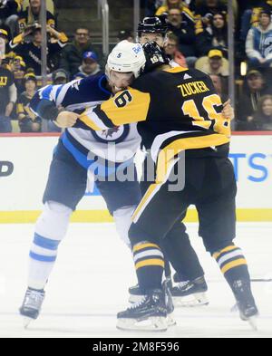 Pittsburgh, Usa. 13. Januar 2023. Pittsburgh Penguins Left Wing Jason Zucker (16) und Winnipeg Jets Defenseman Brenden Dillon (5) kämpfen am Center ICE während der dritten Phase des Winnipeg Jets 4-1-Gewinns in der PPG Paints Arena in Pittsburgh am Freitag, den 13. Januar 2023. Foto: Archie Carpenter/UPI Credit: UPI/Alamy Live News Stockfoto