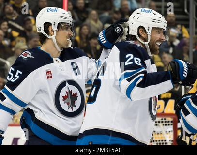 Pittsburgh, Usa. 13. Januar 2023. Winnipeg Jets Center Mark Scheifele (55) feiert sein Tor im dritten Zeitraum mit Winnipeg Jets Right Wing Blake Wheeler (26) gegen die Pittsburgh Penguins in der PPG Paints Arena in Pittsburgh am Freitag, den 13. Januar 2023. Foto: Archie Carpenter/UPI Credit: UPI/Alamy Live News Stockfoto