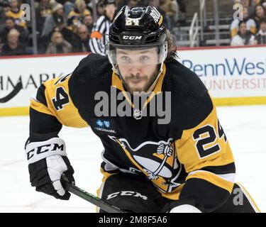 Pittsburgh, Usa. 13. Januar 2023. Pittsburgh Penguins Defenseman Ty Smith (24) läuft während der dritten Phase des Winnipeg Jets 4-1-Gewinns in der PPG Paints Arena in Pittsburgh am Freitag, den 13. Januar 2023. Foto: Archie Carpenter/UPI Credit: UPI/Alamy Live News Stockfoto