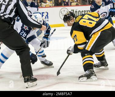 Pittsburgh, Usa. 13. Januar 2023. Pittsburgh Penguins Center Sidney Crosby (87) und Winnipeg Jets Center Kevin Stenlund (28), während der dritten Phase des Winnipeg Jets 4-1-Gewinns in der PPG Paints Arena in Pittsburgh am Freitag, den 13. Januar 2023. Foto: Archie Carpenter/UPI Credit: UPI/Alamy Live News Stockfoto