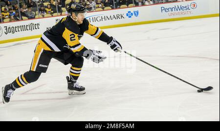 Pittsburgh, Usa. 13. Januar 2023. Pittsburgh Penguins Defenseman Chad Ruhwedel (2) arbeitet in der dritten Phase des Winnipeg Jets 4-1-Gewinns in der PPG Paints Arena in Pittsburgh am Freitag, den 13. Januar 2023. Foto: Archie Carpenter/UPI Credit: UPI/Alamy Live News Stockfoto