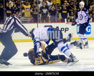 Pittsburgh, Usa. 13. Januar 2023. Pittsburgh Penguins Left Wing Jason Zucker (16) und Winnipeg Jets Defenseman Brenden Dillon (5) kämpfen am Center ICE während der dritten Phase des Winnipeg Jets 4-1-Gewinns in der PPG Paints Arena in Pittsburgh am Freitag, den 13. Januar 2023. Foto: Archie Carpenter/UPI Credit: UPI/Alamy Live News Stockfoto