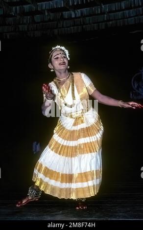 Mohiniyattam Mohiniattam, eine klassische Tanzform aus Kerala, die im 16. Jahrhundert ihren Ursprung haben soll, ist eine der acht indischen Klassiker Stockfoto