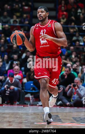 Mailand, Italien. 13. Januar 2023. Kyle Hines #42 von EA7 Emporio Armani Milan in Aktion während der regulären Saison der Turkish Airlines EuroLeague Runde 19 zwischen EA7 Emporio Armani Milan und Zalgiris Kaunas im Mediolanum Forum, Mailand, Italien am 13. Januar 2023 - Foto FCI/Fabrizio Carabelli ENDSTAND: Mailand 61 | 66 Zalgiris Kaunas Guthaben: SOPA Images Limited/Alamy Live News Stockfoto