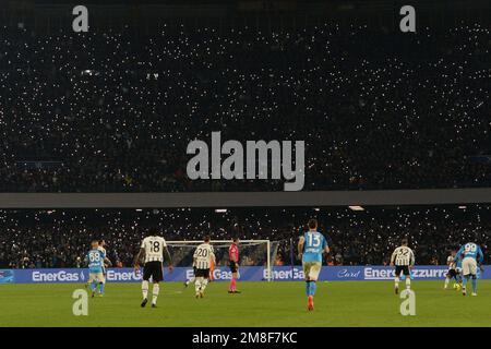 Neapel, Italien. 13. Januar 2023. Das Stadion wurde während des Spiels der Serie A zwischen SSC Napoli gegen Juventus FC im Stadio Diego Armando Maradona mit Batterien beleuchtet. Gutschrift: Unabhängige Fotoagentur/Alamy Live News Stockfoto