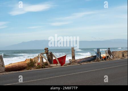 Cabo de Gata, Spanien : 23. November 2022 : Boote an der Küste des Cabo de Gata Parks in Almeria, Spanien. Stockfoto