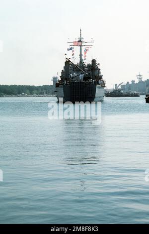 Ein Blick vom Heck auf das Panzerlandeschiff USS SPARTANBURG COUNTY (LST-1192), wenn das Schiff nach dem Einsatz im Gebiet des Persischen Golfs während der Operation Desert Storm im Hafen ankommt. Betrifft Operation/Serie: WÜSTENSTURMBASIS: Marinestützpunkt Amphib, Little Creek Bundesstaat: Virginia (VA) Land: Vereinigte Staaten von Amerika (USA) Stockfoto