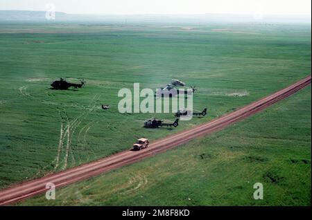 Französische SA-342 Gazelle-Hubschrauber, Vordergrund und AS-532 Super Puma-Hubschrauber sitzen untätig auf einer Lichtung neben einer Straße in der Nähe von Silopi, Türkei, während der Operation Provide Comfort, einem multinationalen Einsatz, um kurdischen Flüchtlingen zu helfen, die aus den irakischen Regierungstruppen geflohen sind. Betreff Betrieb/Serie: KOMFORT BEREITSTELLEN Land: Türkei (TUR) Stockfoto