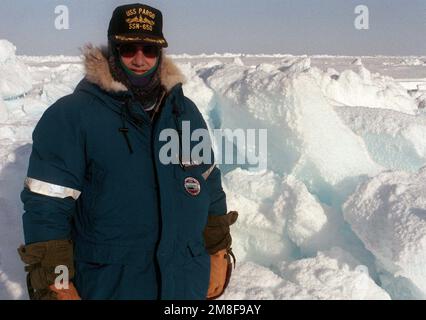 Arnold Punaro, Stabdirektor des Streitkräfte-Komitees des Senats, steht auf dem Eis nördlich des Polarkreises. Punaro ist Mitglied einer offiziellen Gruppe, die das nuklearbetriebene Angriffs-U-Boot USS PARGO (SSN 650) besucht. Land: Unbekannt Stockfoto