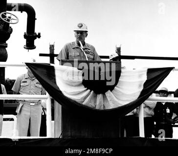 GENERAL John R. Dailey, stellvertretender Befehlshaber des Marine Corps, spricht während des Kieles des amphibischen Angriffsschiffs BOXER (LHD-4). Basis: Pascagoula Bundesstaat: Mississippi (MS) Land: Vereinigte Staaten von Amerika (USA) Stockfoto