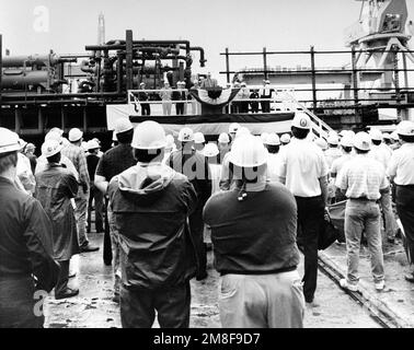 GEN John R. Dailey, stellvertretender Befehlshaber des Marine Corps, spricht mit den Werftarbeitern und Gästen, die sich für die Verlegung des Kieles des amphibischen Angriffsschiffs BOXERS (LHD-4) versammelt haben. Basis: Pascagoula Bundesstaat: Mississippi (MS) Land: Vereinigte Staaten von Amerika (USA) Stockfoto