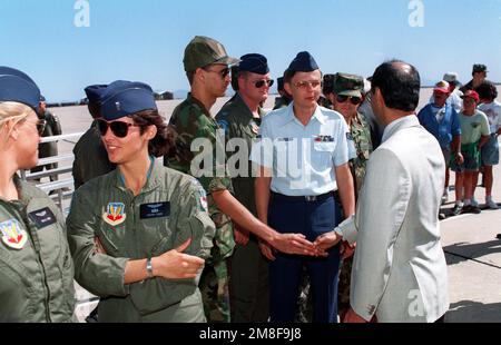 Scheich Saud Nasir Al Sabah, der dritte von rechts, Kuwaits Botschafter in den USA, schüttelt die Hand eines Luftmanns, während er sich durch eine Menge von Wohlhabenden bewegt. Al Sabah ist nach Davis-Monthan gekommen, um dem Personal der Basis für ihre Rolle bei Operation Desert Shield und Operation Desert Storm zu danken, die Kuwait von seinen irakischen Invasoren befreiten. Betreff Operation/Serie: WÜSTENSCHILD WÜSTENSTURMSTÜTZPUNKT: Luftwaffenstützpunkt Davis-Monthan Bundesstaat: Arizona (AZ) Land: Vereinigte Staaten von Amerika (USA) Stockfoto