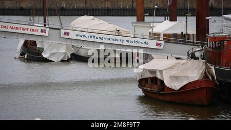 Hamburg, Deutschland. 13. Januar 2023. Am Bremer Quay im Hamburger Hansa-Hafen liegen mehrere historische Schiffe für den Winter vor. Die Verbände und Stiftungen, die sich um traditionelle Schiffe, historische Schiffe und die Hafenbahn kümmern, suchen nach jungen Menschen, die sich für das maritime Erbe interessieren. Kredit: Christian Charisius/dpa/Alamy Live News Stockfoto